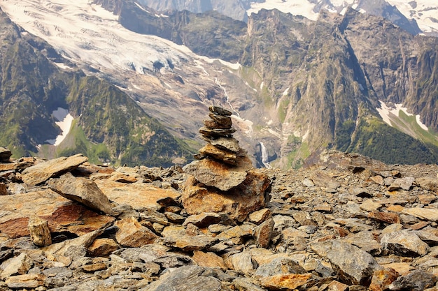 instalação de pedras de montanha no fundo das montanhas