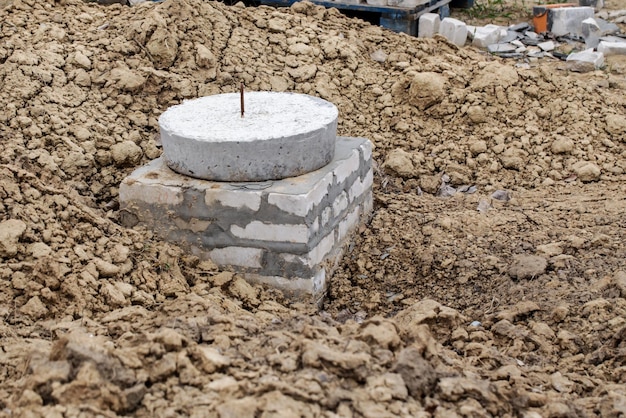 Instalação de poços de esgoto de concreto no solo Poços de esgoto de concreto Canteiro de obras