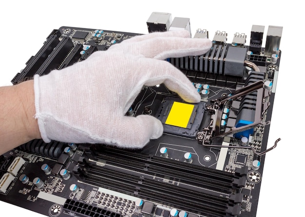 Instalação de processador moderno no soquete da CPU na placa-mãe