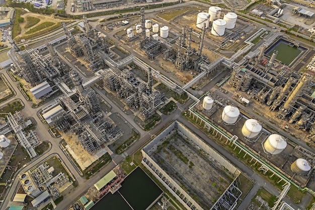 Foto instalação de refinaria de petróleo a partir da zona industrial vista aérea petróleo e gás petroquímica industrial