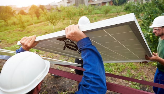 Instalação de sistema autônomo de painel solar fotovoltaico