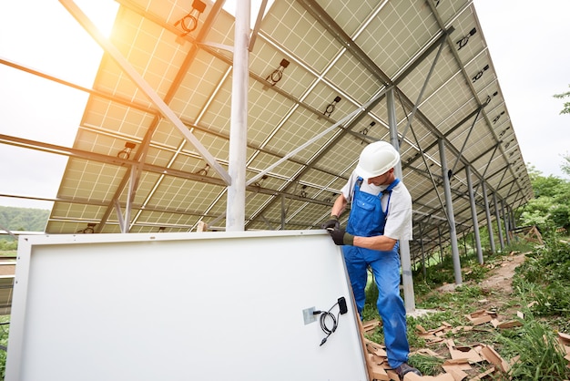 Instalação de sistema autônomo de painel solar fotovoltaico