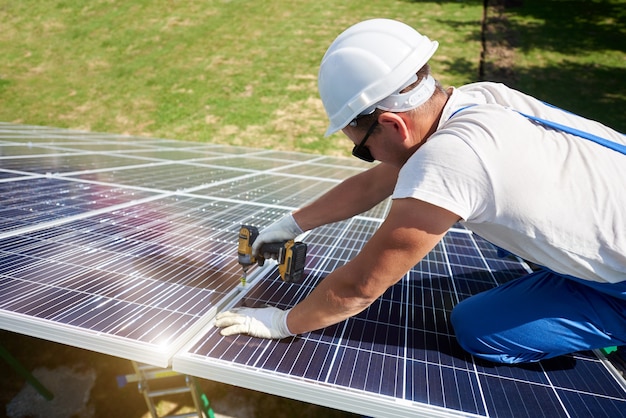 Instalação de sistema autônomo de painel solar fotovoltaico