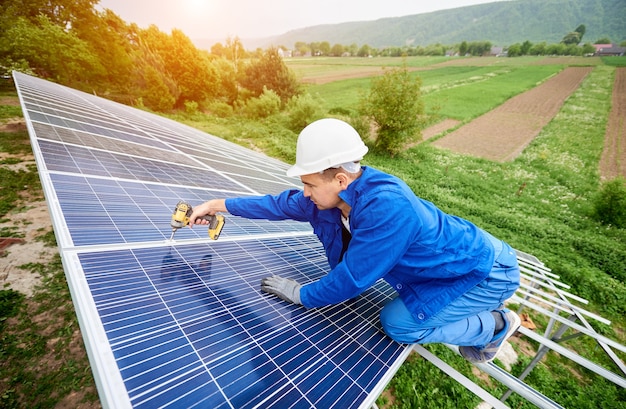 Instalação de sistema autônomo de painel solar fotovoltaico