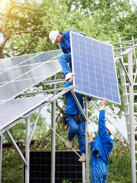 Instalação de sistema autônomo de painel solar fotovoltaico