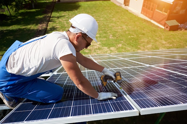 Instalação de sistema autônomo de painel solar fotovoltaico