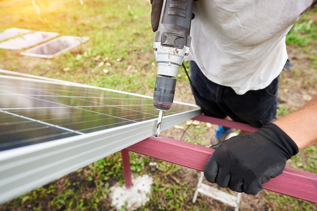 Instalação de sistema autônomo de painel solar fotovoltaico