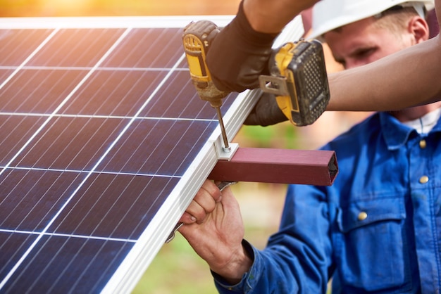 Foto instalação de sistema autônomo de painel solar fotovoltaico