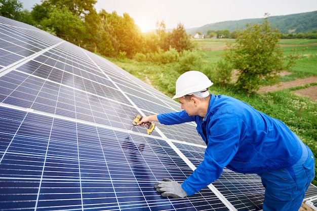 Instalação de sistema autônomo de painel solar fotovoltaico