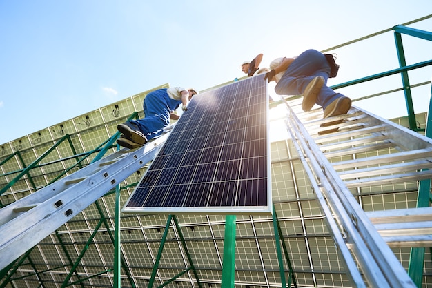 Instalação de sistema autônomo de painel solar fotovoltaico