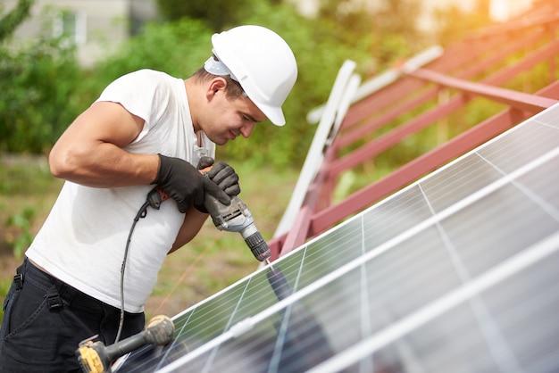 Instalação de sistema autônomo de painel solar fotovoltaico