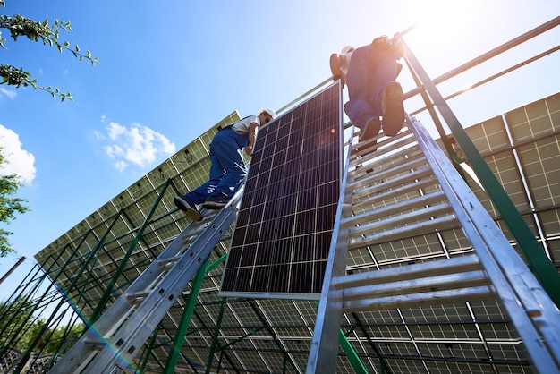 Instalação de sistema autônomo de painel solar fotovoltaico