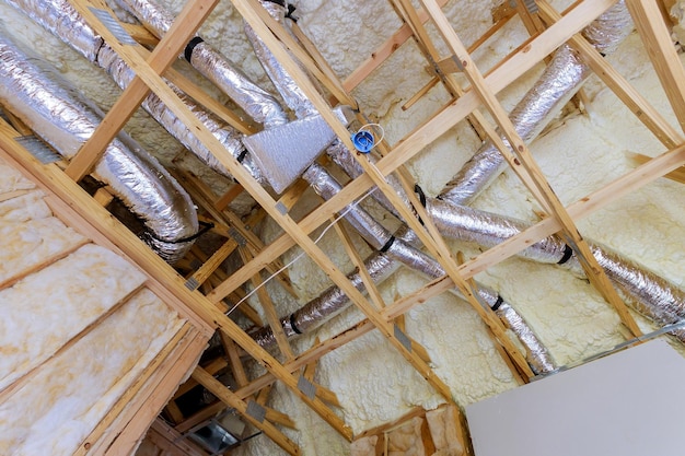 Instalação de sistema de aquecimento por tubos de ventilação HVAC no telhado instalação de material de isolamento do sótão é