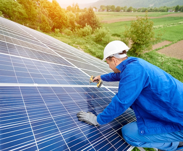 Instalação de sistema de painel solar fotovoltaico autônomo