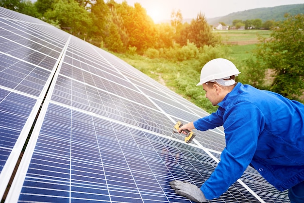 Instalação de sistema de painel solar fotovoltaico autônomo