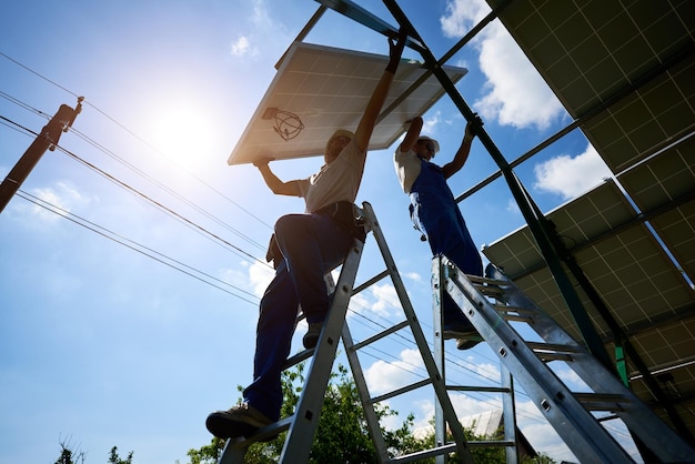 Instalação de sistema de painel solar fotovoltaico autônomo