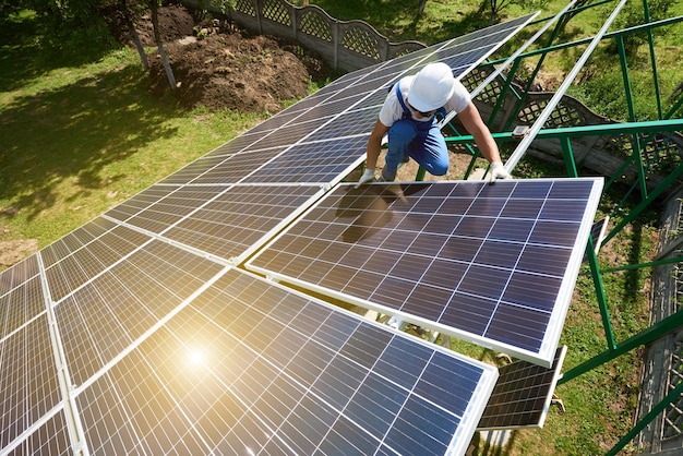 Instalação de sistema de painel solar fotovoltaico autônomo