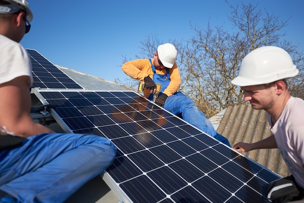 Foto instalação de sistema de painel solar fotovoltaico no telhado da casa