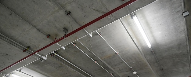 Instalação de tubulação de gás no encanamento de sistemas de tubulação de construção no teto do edifício