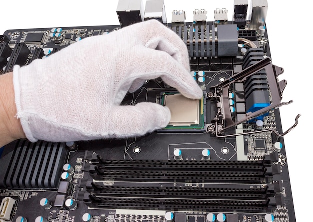 Instalação do processador moderno no soquete da CPU na placa-mãe