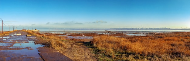 Instalação em um lago de secagem salgada Kuyalnik perto de Odessa, Ucrânia, em uma manhã fria de inverno