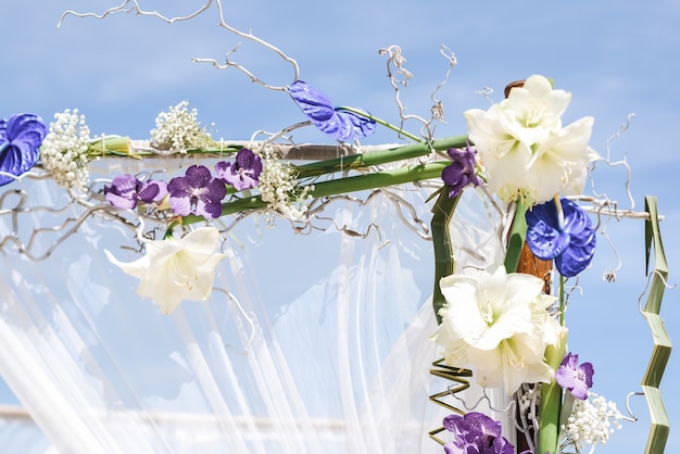 Instalação floral de casamento na praia