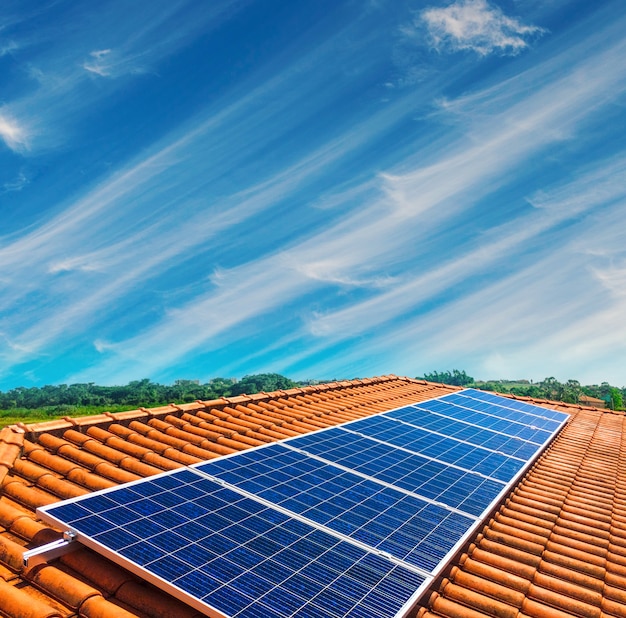 Foto instalação fotovoltaica do painel solar em um telhado, fonte de eletricidade alternativa