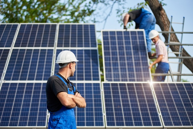 Instalação independente de sistema de painel solar, energia renovável verde