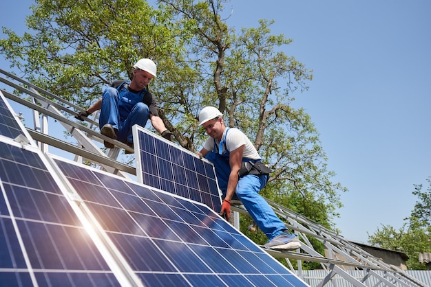 Instalação independente de sistema de painel solar, energia renovável verde