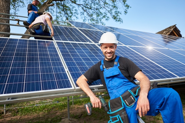 Instalação independente de sistema de painel solar, energia renovável verde