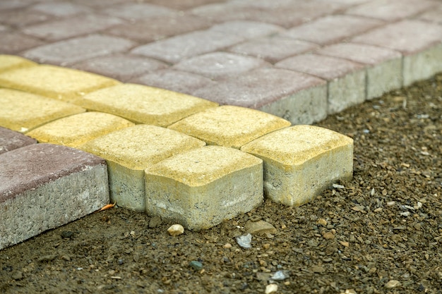 Instalación de adoquines en un patio.