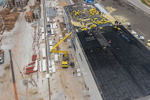 Instalación de aislamiento de techo en el edificio.