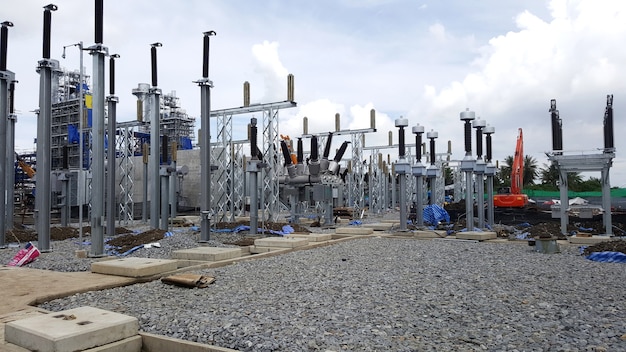 Instalación de aparamenta híbrida en patio de maniobras de central eléctrica