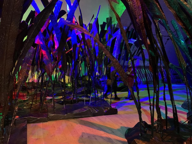 Instalación de arte abstracto bosque plástico artificial exposición de arte contemporáneo y figuras de árboles