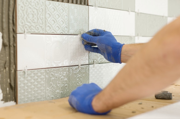 Foto instalación de baldosas cerámicas en la pared de la cocina.