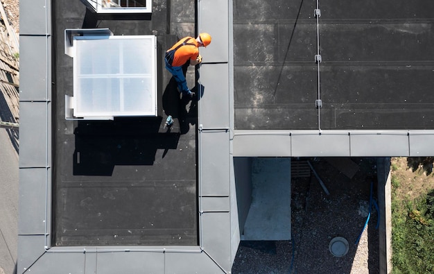 Instalación de barras de protección contra rayos en la parte superior de un edificio Instalación de acabado de trabajadores profesionales