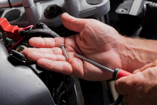 Foto instalación de la batería de la moto.