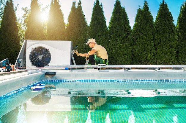 Instalación de la bomba de calor de la piscina realizada por un técnico profesional de climatización