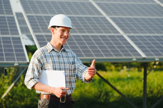 Instalación y cableado de un sistema de paneles fotovoltaicos solares autónomos