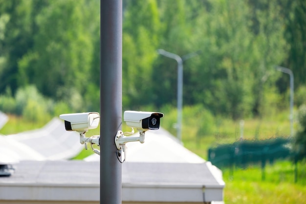 La instalación de la cámara CCTV IP tiene una cubierta a prueba de agua para proteger el concepto del sistema de seguridad de la cámara Tecnología de seguridad del sistema CcTV