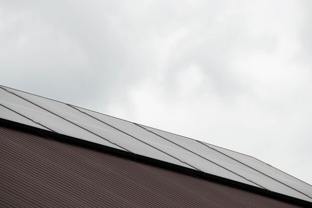 Instalación de una celda solar en un techo