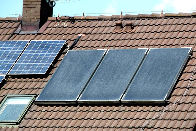 Instalación de una celda solar en un techo