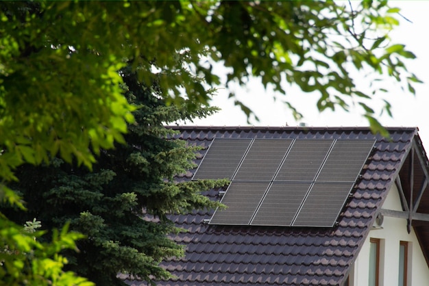 Foto instalación de una célula solar en un techo paneles solares en el techo casa de granja histórica con paneles solares modernos en el techo y la pared foto de alta calidad