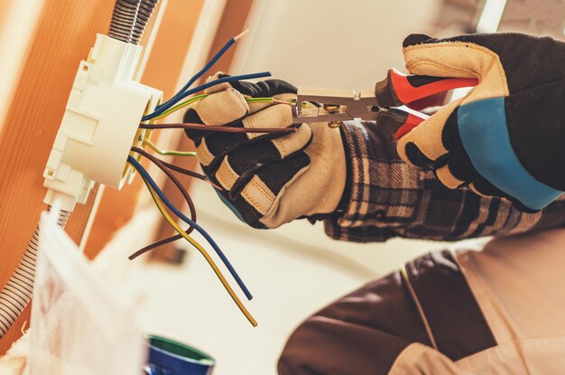 Foto instalación de enchufes eléctricos en apartamentos residenciales de nueva construcción por un trabajador profesional de electricidad foto de cerca