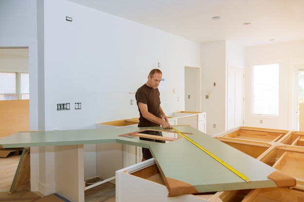 Instalación de encimera de cocina laminada