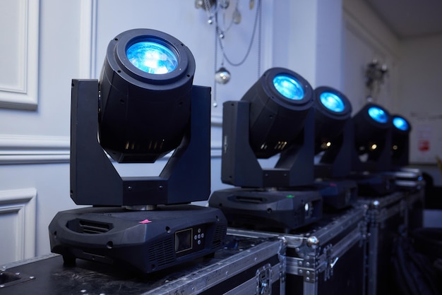 Foto instalación de equipo de escenario y video de luz de sonido profesional para un concierto el equipo de iluminación de escenario está sujeto a una armadura para levantar maletas de vuelo con cables