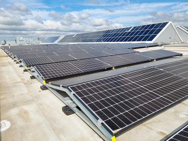 Instalación fotovoltaica de paneles solares en un techo de fábrica.