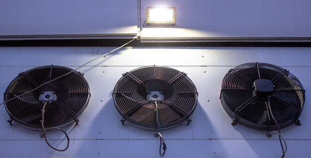 Foto instalación industrial de equipos de refrigeración y aire acondicionado