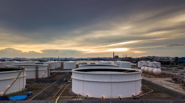 Instalación industrial de la terminal petrolera de vista aérea para el almacenamiento de productos petrolíferos y petroquímicos