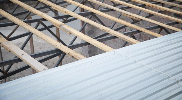 Foto instalación de láminas de tejas metálicas de techo.